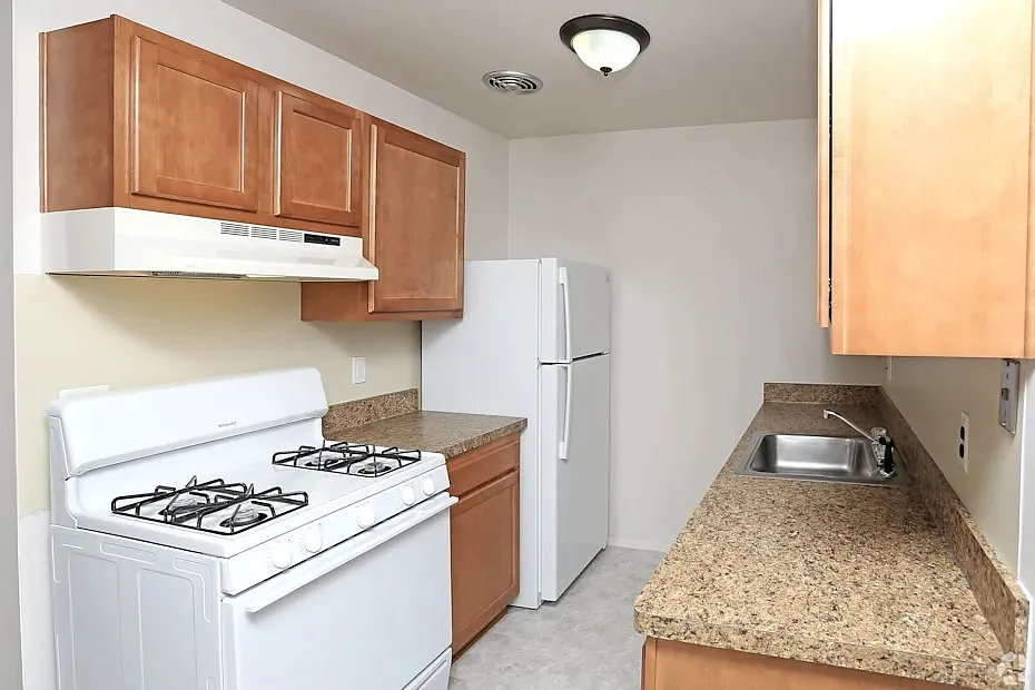 Garfield Plaza Apts. — Photo 3