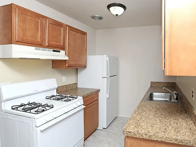 Garfield Plaza Apts. — Photo 3