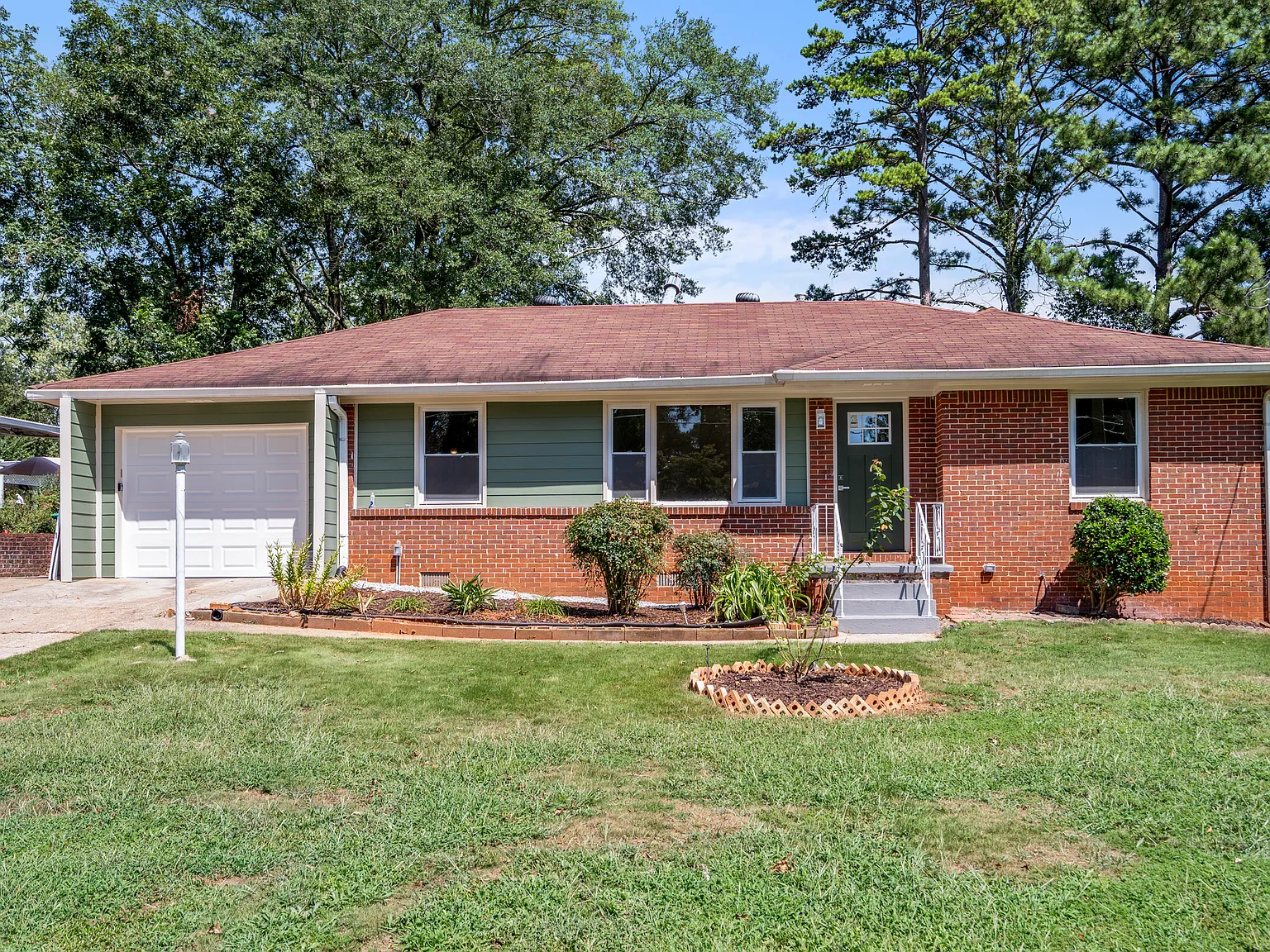 4 bed, 2.5 bath, 2550 sqft, $2,950 — Photo 2