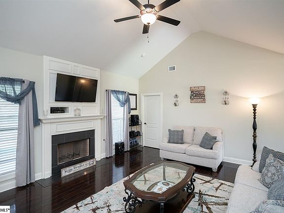 5th image of 105 Saint Stephen Ct