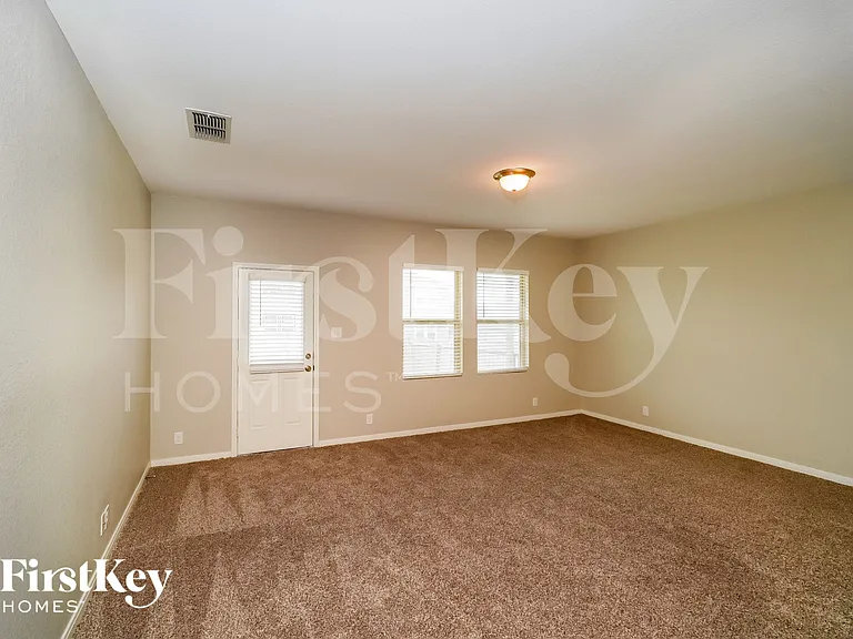 4934 Hallies Gdn — Photo 4