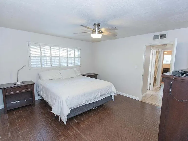 1022 E Menlo Ave — Photo 5