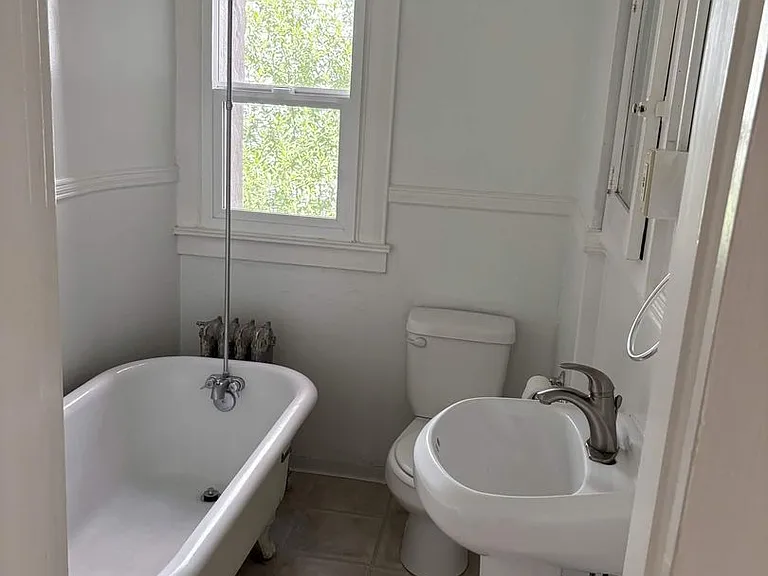 220 Belmont Ave E — Photo 25