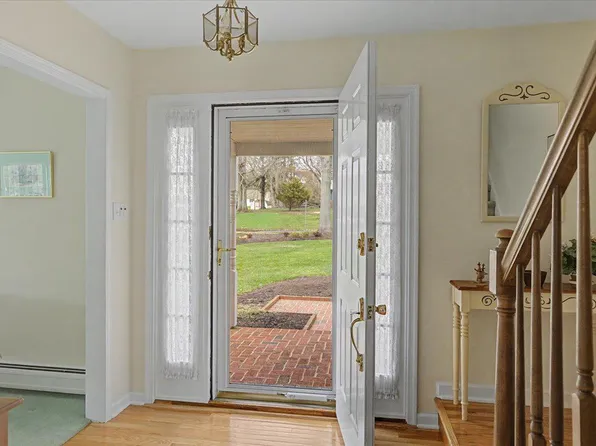 4 Brookdale Dr, Doylestown, PA 18901