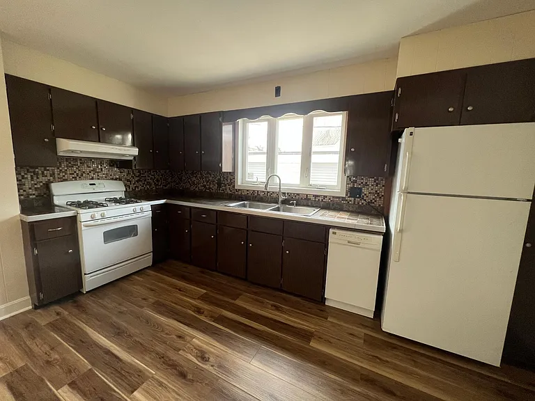 212 School St #1 — Photo 4