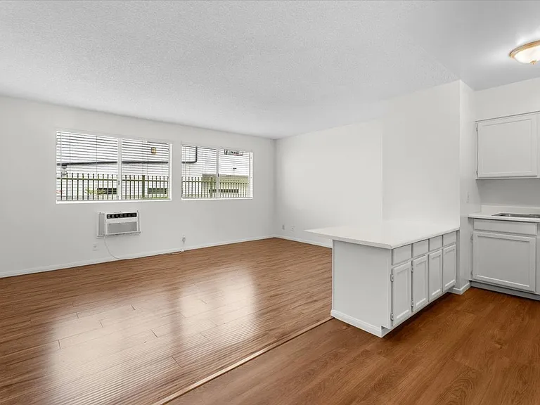 4458 Woodman Ave #2 — Photo 7