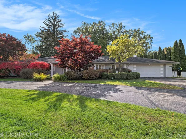 27541 Lakehills Dr, Farmington, MI 48334