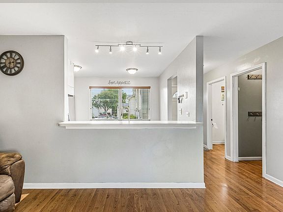 5th image of 224 Raintree Ct