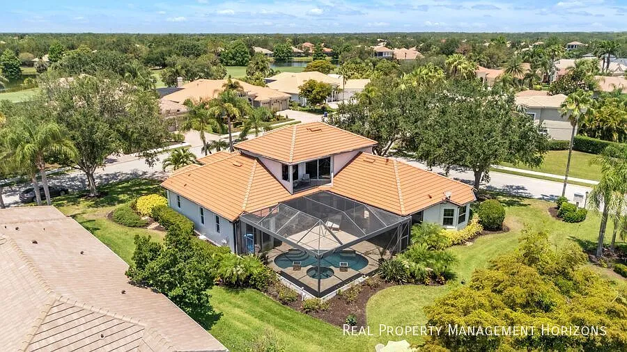 Stunning Country Club 5 Bed 3.5 Bath Residence — Photo 2