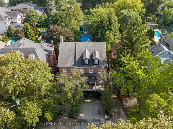 93 Hillview Rd, Aurora, ON L4G 2M6