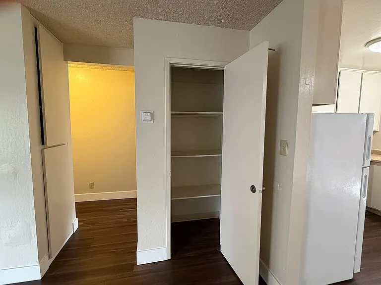 Sharis Apartments — Photo 21
