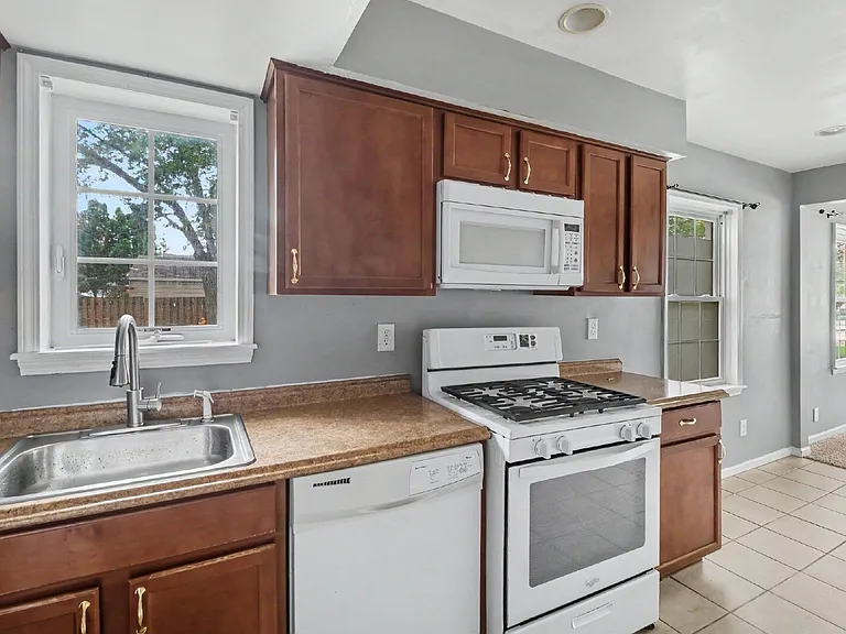 15504 Leona Dr — Photo 8