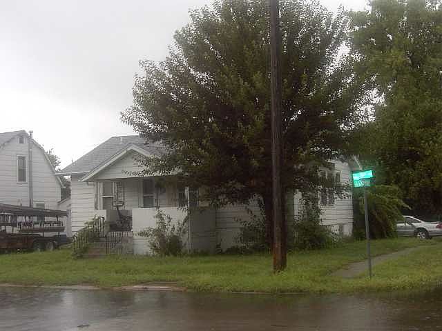2nd image of 821 E 9TH