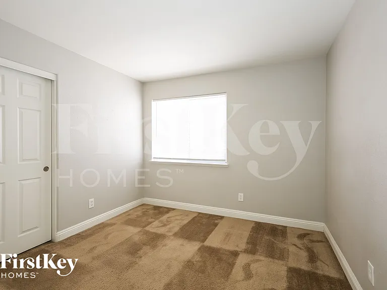 8041 Hilliard Ave — Photo 15