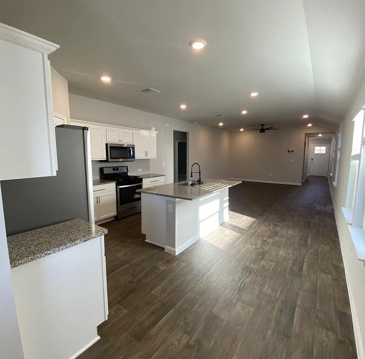 3 bed, 2.0 bath, 1538 sqft, $2,100 — Photo 3