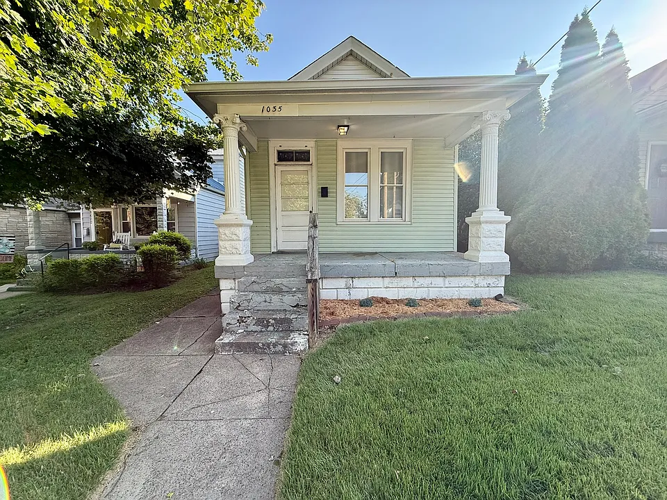 1035 Charles St