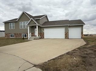 38 Mulberry Loop, Minot, ND 58703