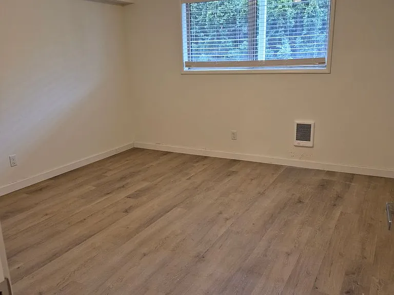 309 W C St — Photo 8