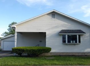 114 E 7th St, Flora, IL 62839