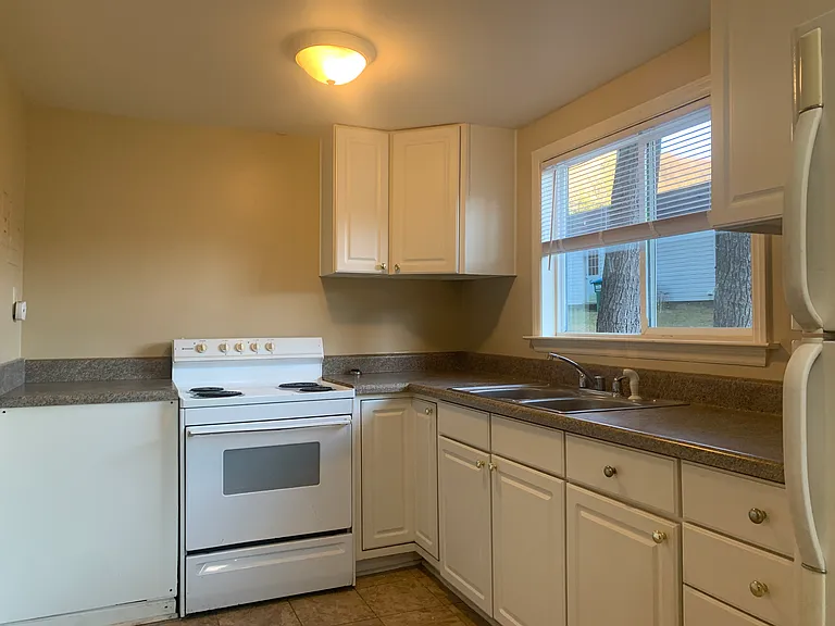 204 Edgewood Rd S — Photo 8