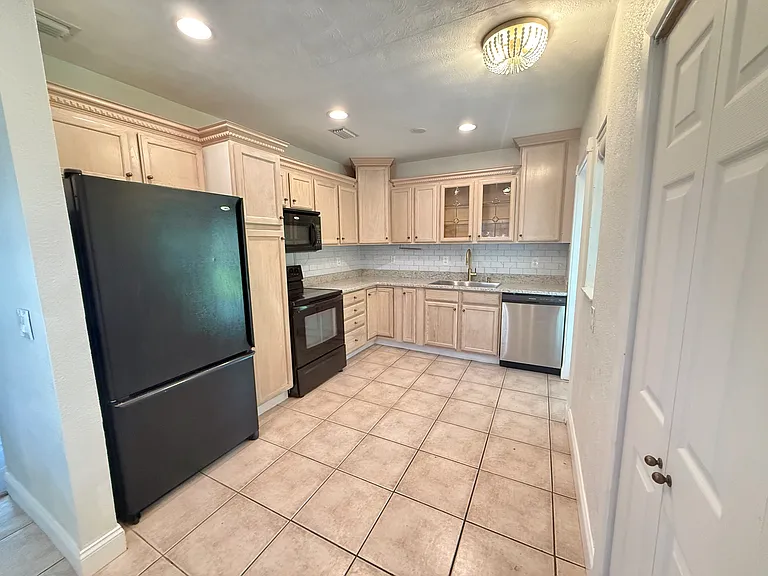 3920 W Bay Court Ave — Photo 6
