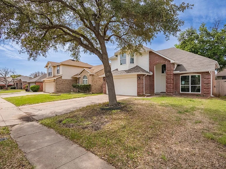 2318 Bennington Dr — Photo 2