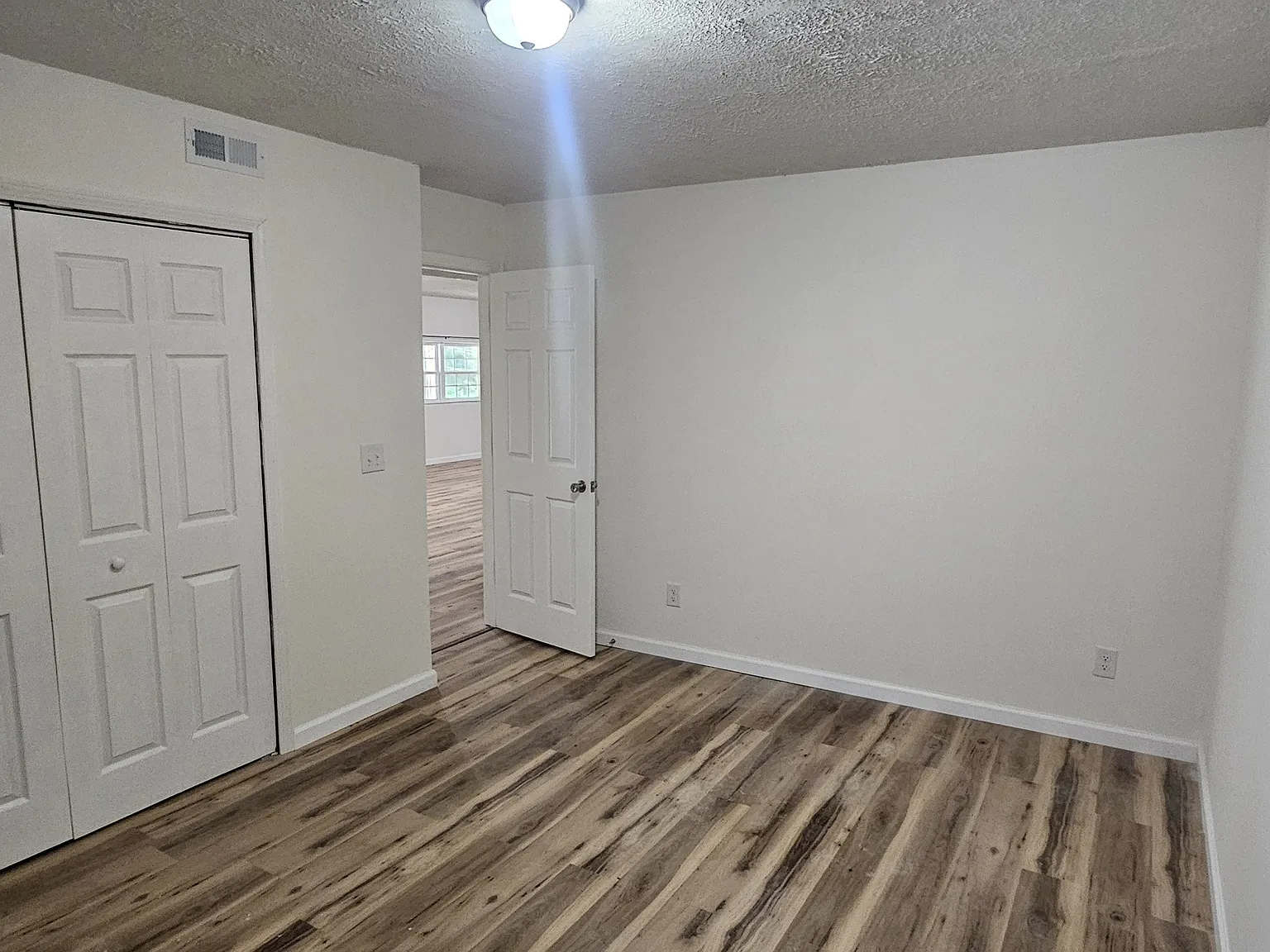 3 bed, 1.5 bath, 1200 sqft, $1,000 — Photo 1