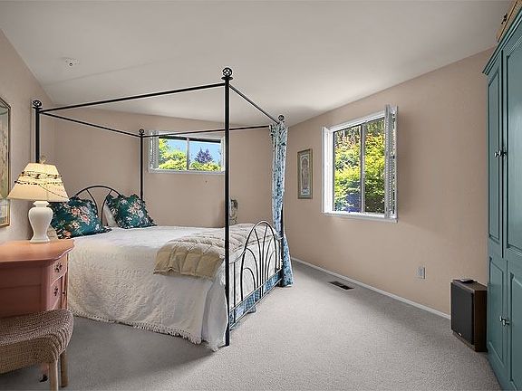 master bedroom w/.5 bath and walkin closet
