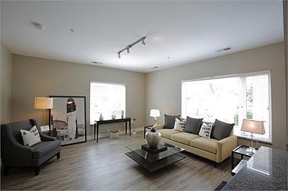 3rd image of 1809 N Cambridge Ave APT 301