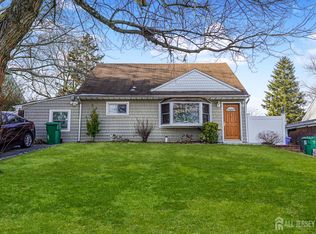 7 Walnut Ln, Parlin, NJ 08859