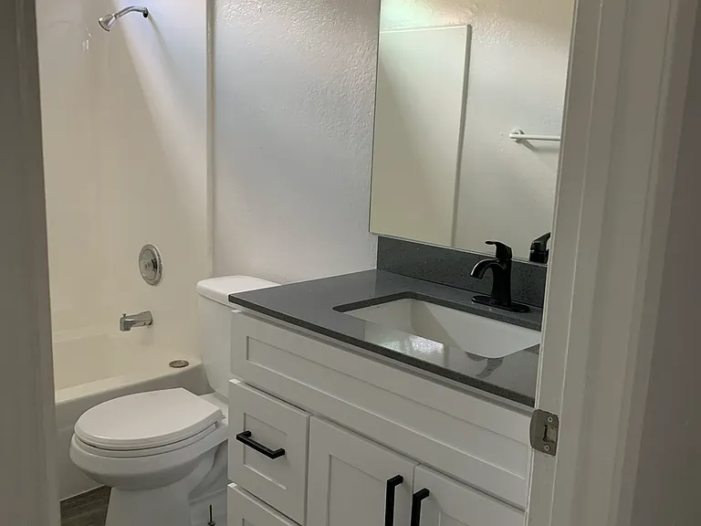 Monte Vista Manor Apartment — Photo 5
