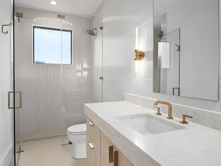 2401 Oakhaven Cir — Photo 31