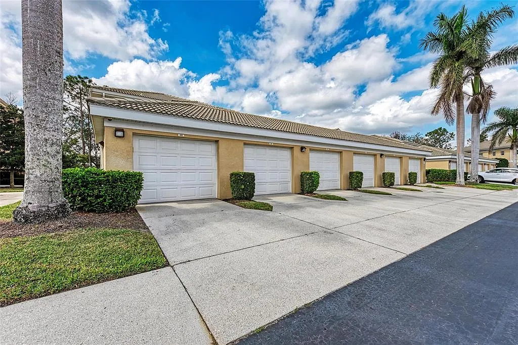 2 bed, 2.0 bath, 1346 sqft, $2,200 — Photo 2