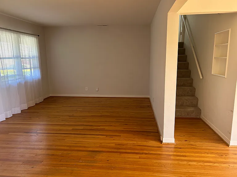 1101 Irwin St — Photo 3