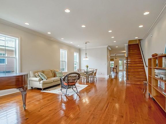 4th image of 239 Stafford Pl