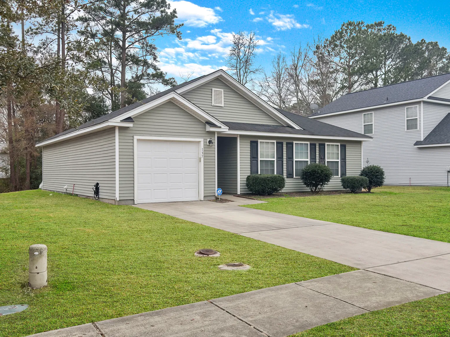 3 bed, 1283 sqft, $2,200 — Photo 1