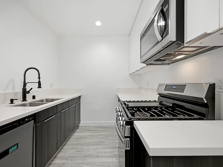 2561 W Avenue 30 #5 — Photo 2