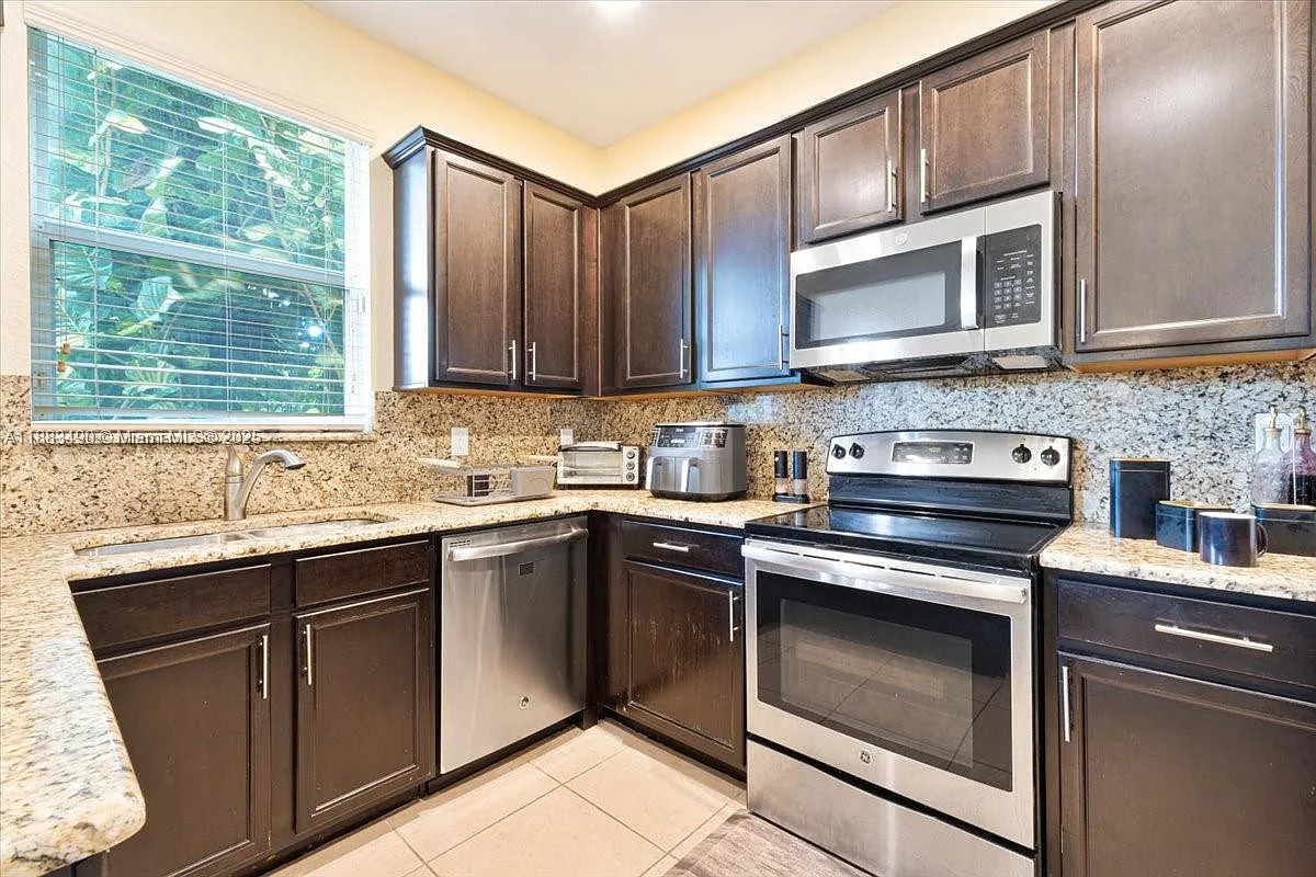 3 bed, 1750 sqft, $3,250 — Photo 3