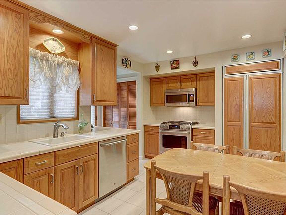 5th image of 27 Marlborough Ct
