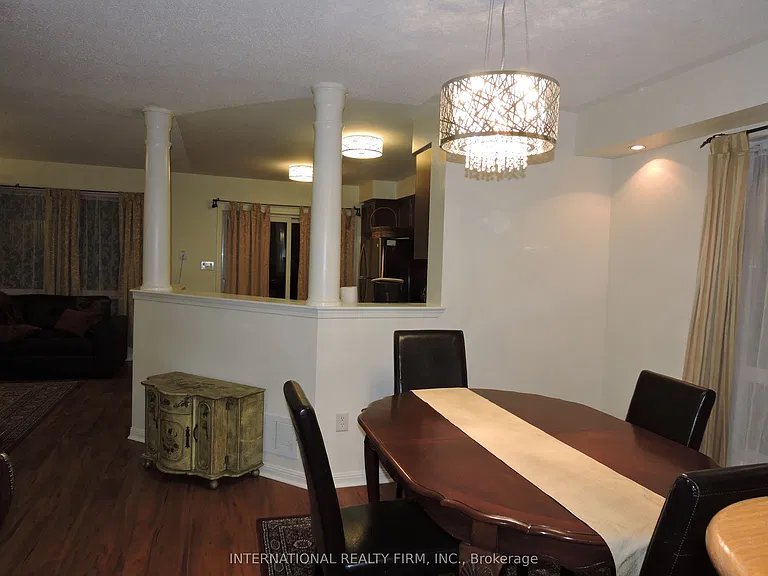 2453 Baintree Cres — Photo 6