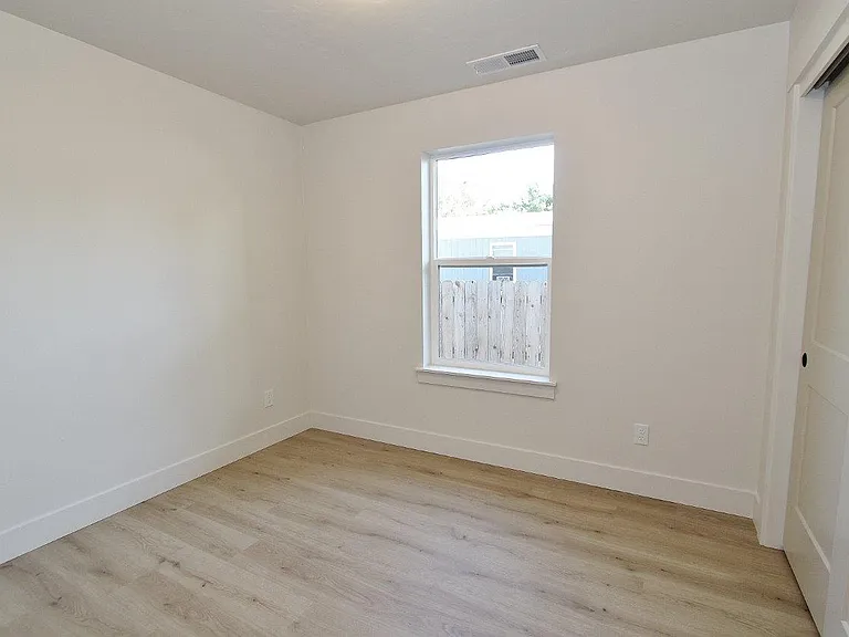 1115 S Commercial Ave #1 — Photo 18