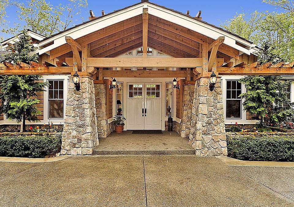 Inviting & Elegant Entry