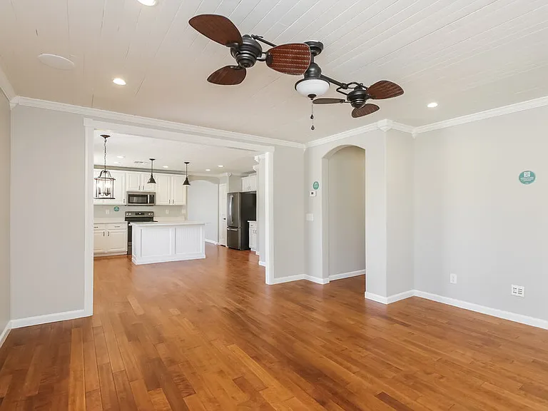 651 E Christopher St — Photo 9