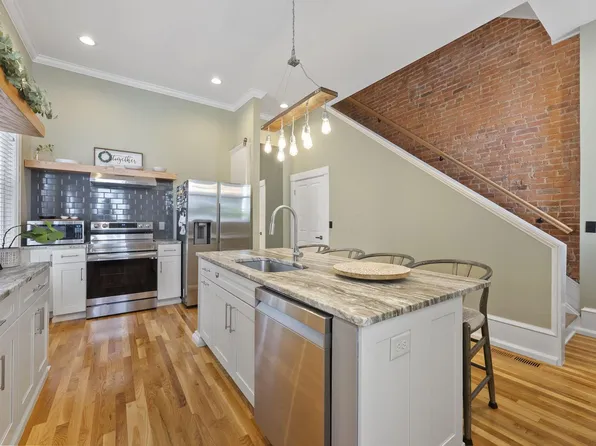 392 1/2 E Town St, Columbus, OH 43215