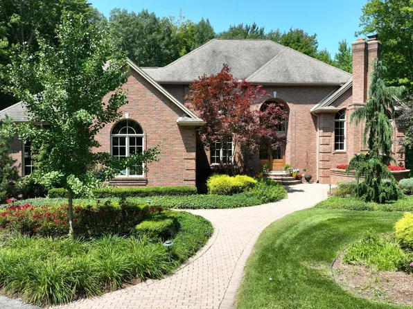 2225 N Yasimin Ct, Midland, MI 48642
