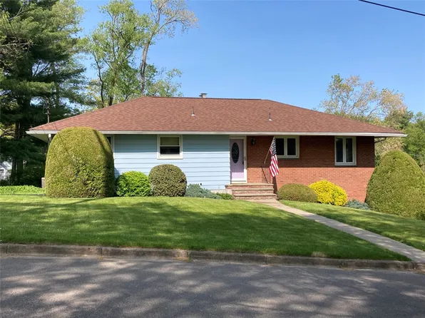 4 Tudor Dr, Endicott, NY 13760