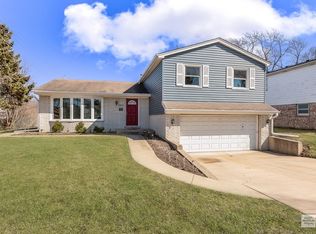 1815 N Mura Ln, Mount Prospect, IL 60056