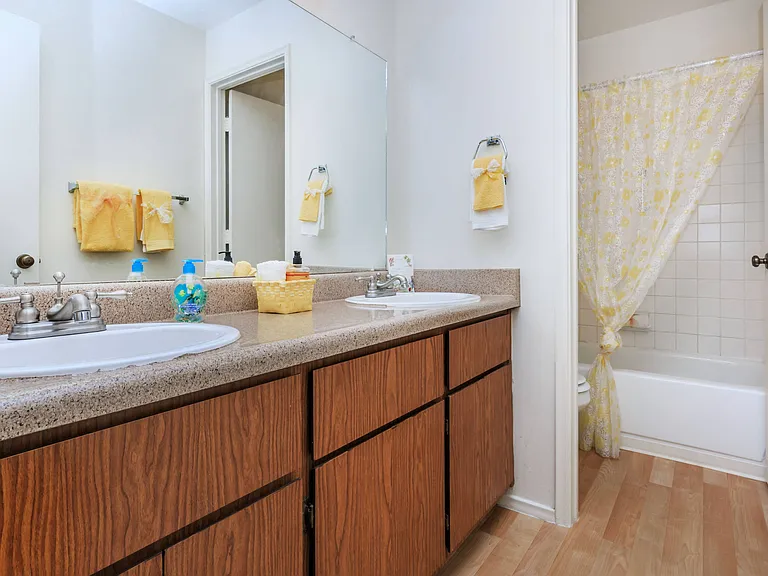 Carondelet Apartments — Photo 9