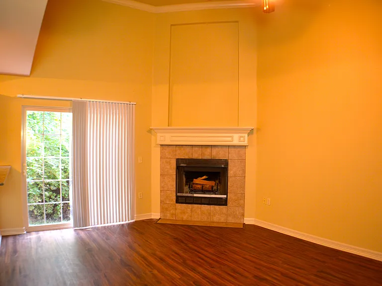 1772 N Chestnut Ave — Photo 4