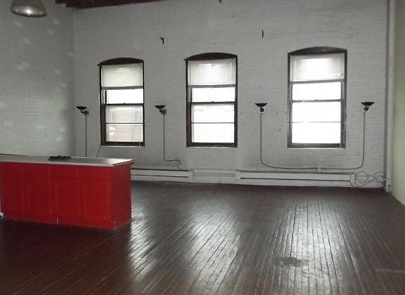4th image of 328 9th Street E